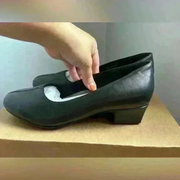 Trotters Black Leather Doris Block Kitten Heel Pump Size 7.5 Wide New in Box - Picture 7 of 10